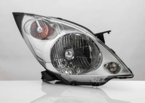 A picture of the headlight of the car