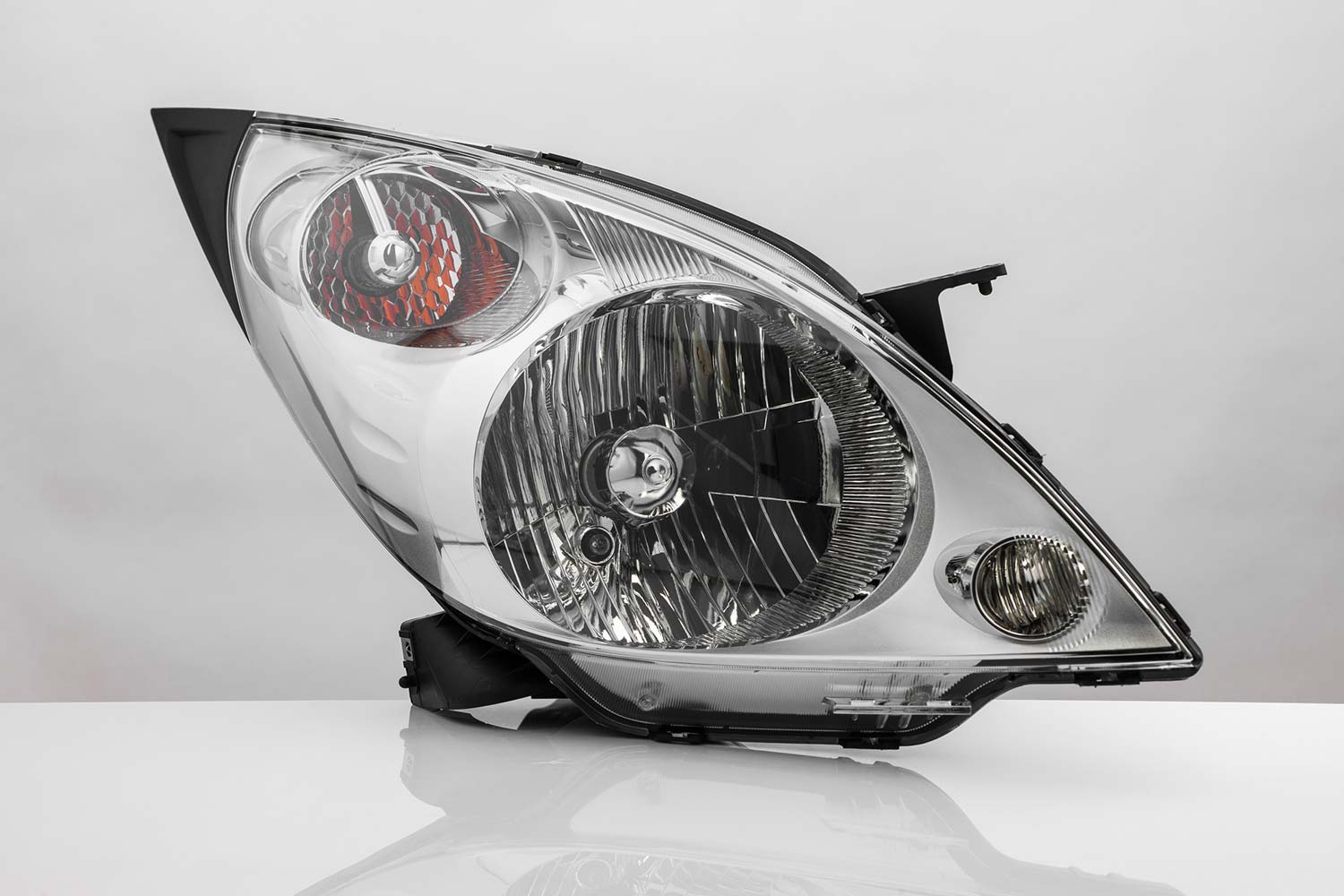 A picture of the headlight of the car